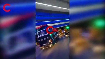 Şampiyonluk kutlayan futbolcunun feci anları! Takım otobüsünden düştü...