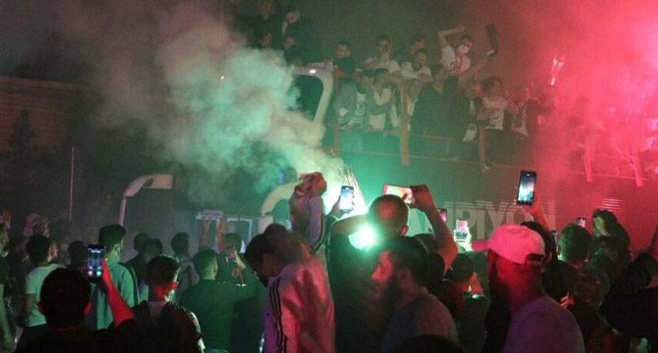Şampiyonluk turunda iki futbolcu otobüsten düştü