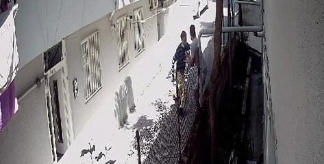 AVCILAR'DA DEHŞET ANLARI KAMERADA? ARKADAŞINI BIÇAKLA YARALADI