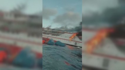 Rescatan a 95 personas de un barco de pasajeros en llamas en Indonesia
