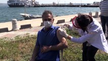 BALIKESİR - Feribot ve teknelerle ada sakinlerine ulaşan mobil ekipler sırası gelenlere Kovid-19 aşısı uyguluyor
