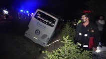 NİĞDE'DE YOLCU OTOBÜSÜ DEVRİLDİ: 1 ÖLÜ, 10 YARALI