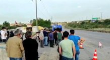 Araçların oluşturduğu tozdan bıkan mahalleli yolu kapattı