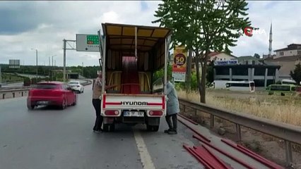 Ümraniye’de kamyonet bariyerlere çarptı, demir profiller yola savruldu
