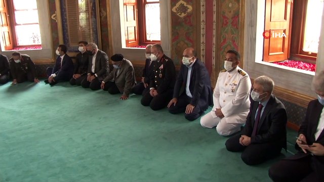 İstanbul Valiliği, fethin yıl dönümünde Fatih Sultan Mehmet'in Türbesi'nde anma töreni düzenlendi