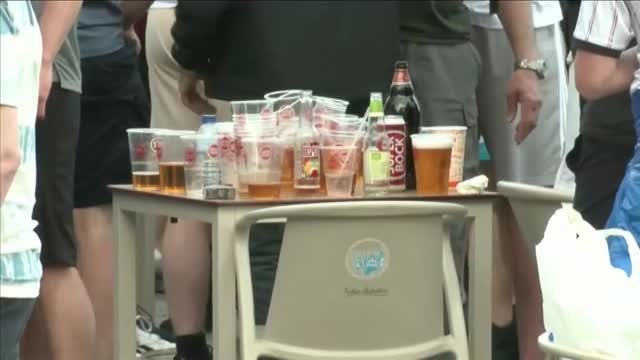 La mayoría de los aficionados ingleses no utilizan mascarillas ni respetan la distancia social en las Fanzone