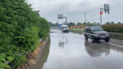 Metrekareye 201.6 kilogram yağış düşen kentte sokakla göle döndü