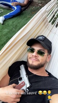 Rayane Bensetti pose avec un revolver sur Instagram.