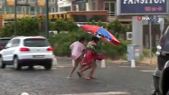 Sağanak yağmura sahilde yakalanıp kaçacak yer aradılar
