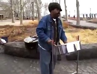 Sokak sanatçısına Turkish diyorlar ve bakın ne çalıyor!