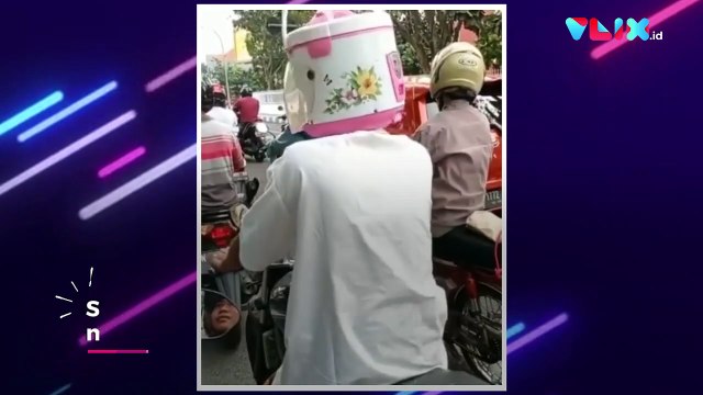 Polisi Beri Hadiah Helm SNI untuk Pria yang Pakai Helm Rice
