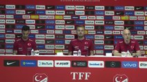 Milli futbolcular Kaan Ayhan ve Mert Günok, basın toplantısı düzenledi (2)