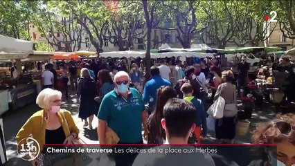 Gard : le charme des parfums de la place aux Herbes, dans la cité médiévale d'Uzès