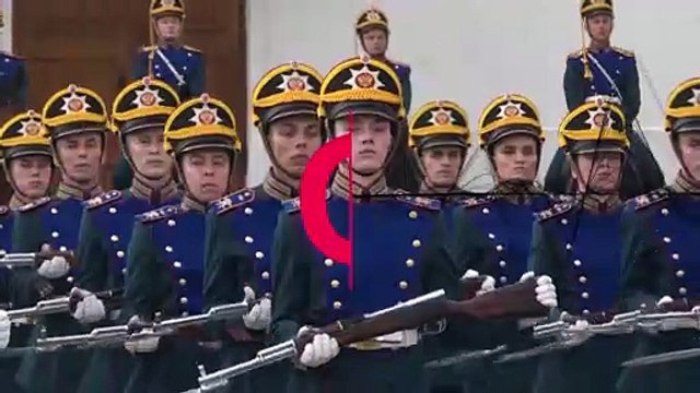 Kremlin regiment hosts changing-of-the-guard ceremony