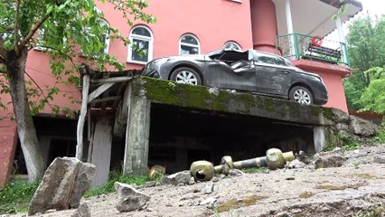 Camiye yıldırım düştü, minarenin ucu koptu