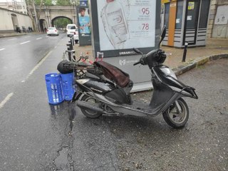 BEŞİKTAŞ'TA YOLUN KARŞISINA GEÇMEK İSTEYEN KADINA, MOTOSİKLET ÇARPTI