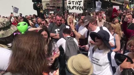 İngiltere'de aşı ve Kovid-19 önlemi karşıtı protesto (1)