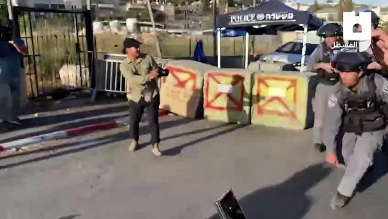İsrail polisinden gazetecilere ve Filistinlilere saldırı