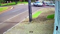 Vídeo mostra caminhonete cruzando faixas para fazer conversão e batendo com motociclista