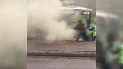 Park halindeki minibüsü alev topuna dönmekten polisler önledi