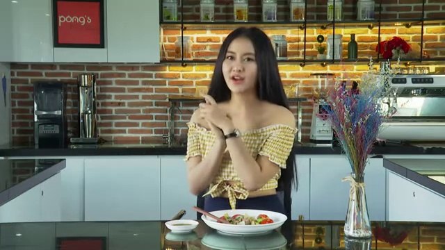 Pong's kitchen - HOW TO COOK STIR FIRED BEEF W PICKLED MUSTARD GREENS - Beautiful girl Cooking