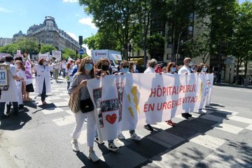 Fransa'da doktorlar ve sağlık personelinden hükümet karşıtı protesto