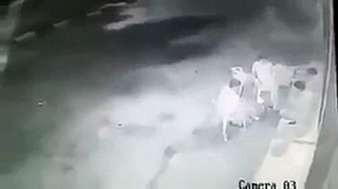 Des soldats israéliens jettent une grenade assourdissante sur des Palestiniens