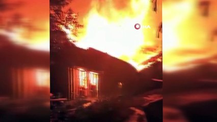 Şişli'de alev alev yanan gecekondu kamerada: Yangında çatıdan atlayan şahıs bacağını kırdı