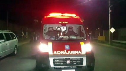 Colisão de moto contra carro estacionado deixa mulher ferida no Conjunto Riviera