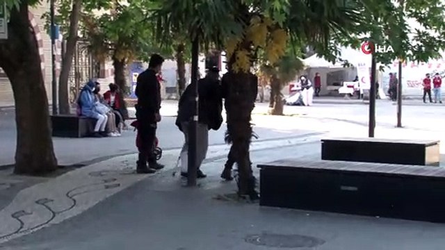 Yürümekte zorlanan yaşlı adama bekçiler yardımcı oldu