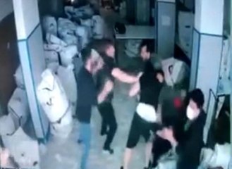 Küçükçekmece'de bıçaklı 'yan baktın' kavgası kamerada