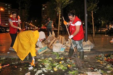 GÖNÜLLÜ KADINLAR, PAZARDAKİ SEBZE MEYVE ATIKLARINI TOPLAYIP GÜBREYE DÖNÜŞTÜRÜYOR