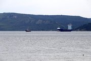 Çanakkale Boğazı'nda arızalanan gemi, römorkörle Karanlık Liman bölgesine çekildi