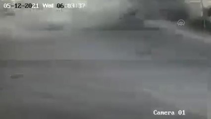 Son dakika haberleri | İsrail'in Gazze saldırısında ana caddenin yarıldığı ve patlamanın yaşandığı anlar güvenlik kamerasında