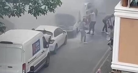 ÜSKÜDAR'DA YANAN ARACA MAHALLELİ MÜDAHALE ETTİ
