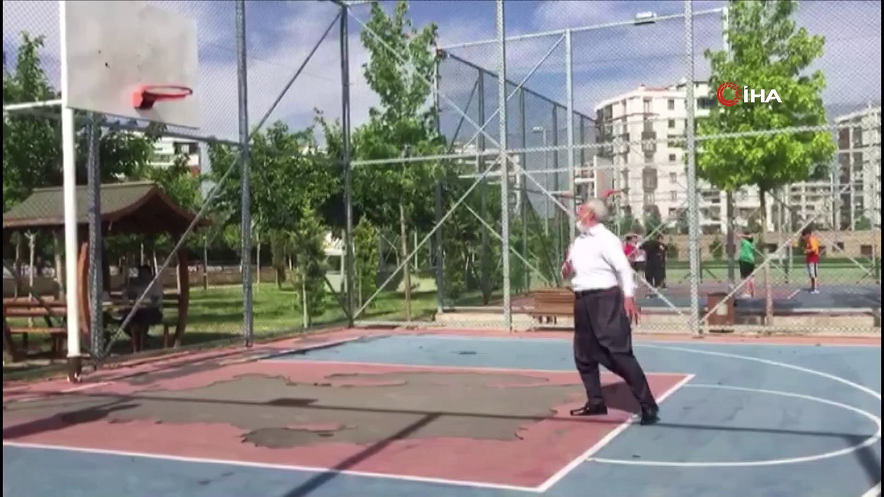 70'lik dede şalvarını giydi, basketbol topunu alıp potanın önüne koştu
