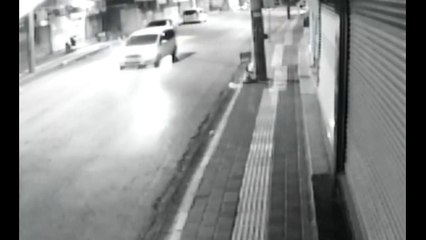 Nusaybin ilçe merkezinde motosiklet ile otomobil kazası