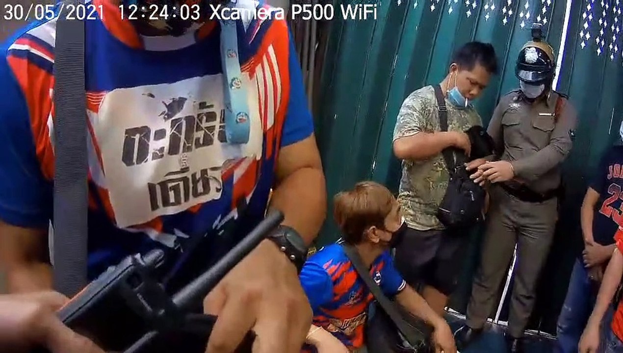 ด่วน..บ่อนโผล่กลางกรุง สายตรวจปทุมวันบุกทลายได้ไก่เป็นของกลาง (มีคลิป)