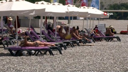 Tam kapanmanın son gününde  Antalya sahillerinde turist yoğunluğu