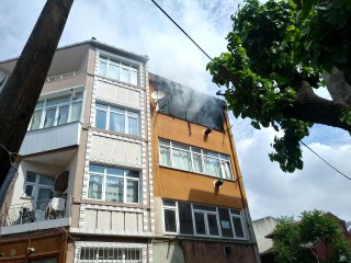 Son dakika haber | Fatih'te çıkan yangında bir ev küle döndü