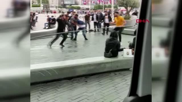 Son dakika haberi... TAKSİM MEYDANI'NDA KEMERLİ KAVGA KAMERA; ÖZEL HAREKAT DEVREYE GİRDİ 6 GÖZALTI