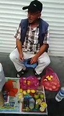 Pazarlama konusunda master yapmış limon sıkacağı satıcısı