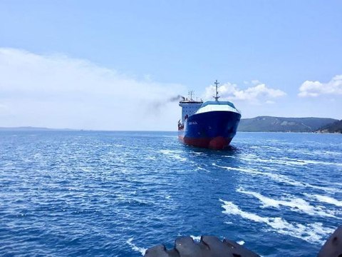 ÇANAKKALE BOĞAZI'NDA ARIZALANAN GEMİ, PLAJ ÖNÜNE DEMİRLEDİ