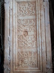 TARİHİ CAMİNİN RESTORASYONUNDA ÜZERİ SIVA KAPLI KİTABE BULUNDU