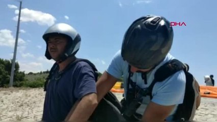 PARAŞÜTÇÜYLE DİYALOĞU GÜLDÜREN ÇİFTÇİNİN UÇMA HAYALİ GERÇEK OLDU