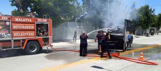 Atık toplama aracı seyir halindeyken alev aldı