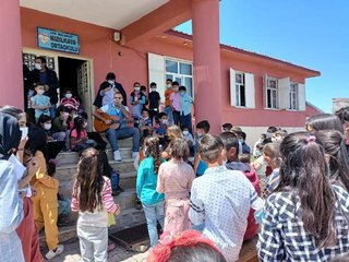 İRAN SINIRINDAKİ KÖY ÇOCUKLARININ HAYALLERİNİ GERÇEKLEŞTİRDİLER