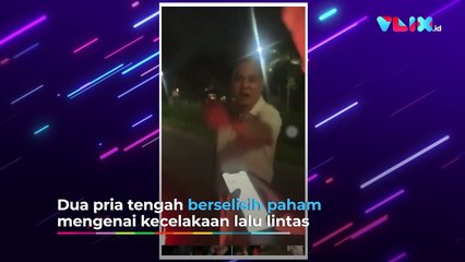EMOSI! Bapak-Bapak Ini Pukul Seorang Perempuan Hingga Jatuh