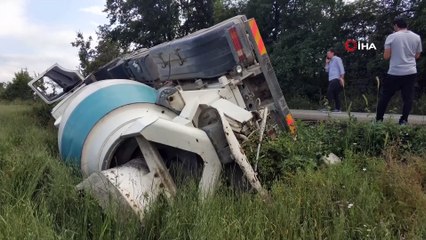 Samsun'da çöken yolda beton mikseri devrildi: 1 yaralı