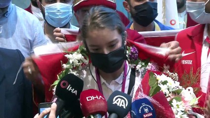 Yurda dönen dünya şampiyonu Ayşe Begüm Onbaşı, mehteranla karşılandı